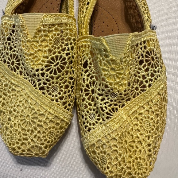 Women’s Summer Ready Yellow Lace TOMS Size 9 Fast Shipping - Picture 2 of 8
